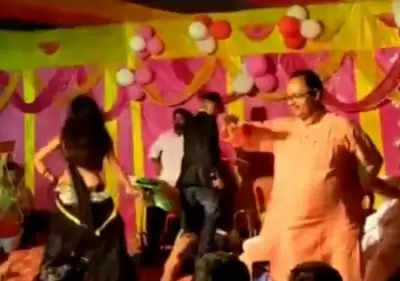 बिहार : जदयू विधायक ने बार बालाओं के साथ जमकर लगाए ठुमके, वीडियो वायरल