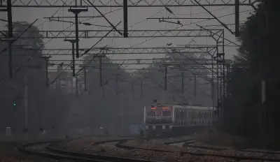 कोहरे की वजह से दिल्ली पहुंचने वाली स्पेशल ट्रेन, राजधानी समेत 5 ट्रेनें लेट, 2 एक्सप्रेस रद्द