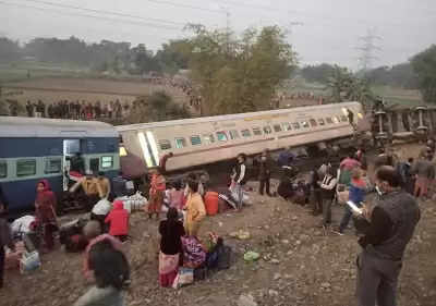 बंगाल ट्रेन हादसा : मृतकों की संख्या 9 हुई, रेल मंत्री ने किया घटनास्थल का दौरा